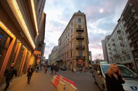 Warszawa, reprezentacyjna niegdyś ulica Chmielna popada w ruinę. Na remonty czeka już kilka kamienic.