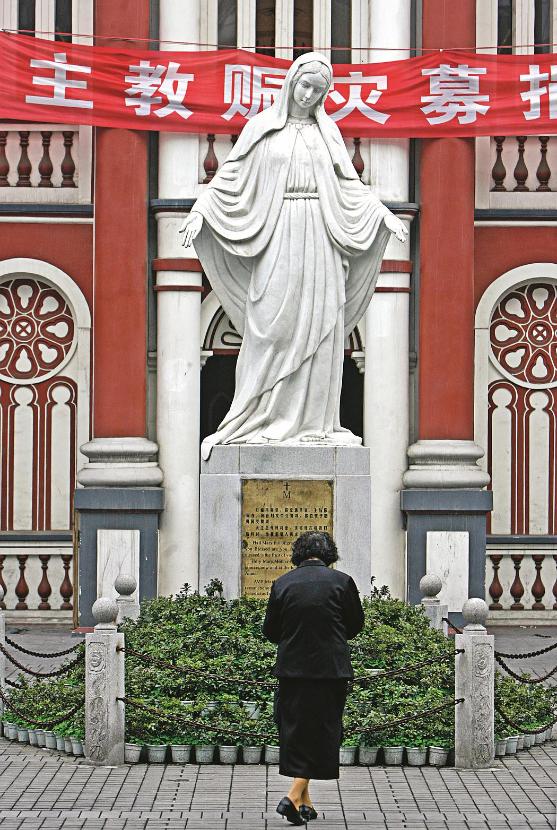 Chengdu (płd-zach. Chiny). Figura Matki Bożej przed „oficjalną” katolicką katedrą Niepokalanego Poczęcia.