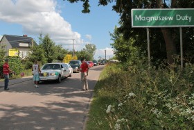 Czerwiec roku 2011. Tradycja okupu trwa. Limuzynę i orszak ślubny sołtysa Magnuszewa, w drodze do kościoła w Szelkowie, zatrzymały aż cztery bramy.