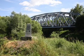 Trójkąt Trzech Cesarzy. W miejscu połączenia się Białej i Czarnej Przemszy (dziś styk granic Sosnowca, Mysłowic i Jaworzna) w okresie zaborów stykały się granice Rosji, Prus i Austrio-Węgier. Lokalne władze w 2007 r. postawiły tu pamiątkowy obelisk.