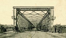 Most Kierbedzia, przy którym pracował Janicki, na przedwojennej pocztówce.
