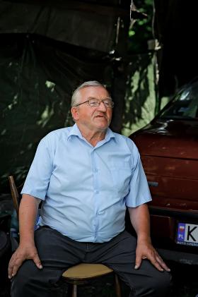 Sołtys Adam Orzeł zapewnia, że krzyż na dawne miejsce doprowadzi. Nawet wbrew księdzu.