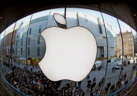 Klienci czekający na otwarcie wyprzedaży w sklepie Apple w Monachium.