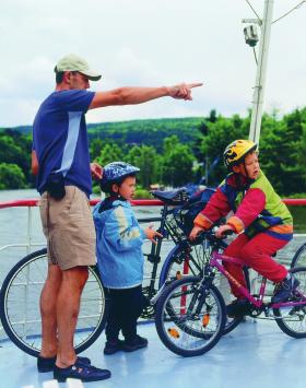 Szlak rowerowy wzdłuż Szprewy (na zdjęciu wycieczka wokół Brandenburgii). Szlak wiedzie z biegiem Szprewy z Łużyc Górnych aż do samego Berlina. Po drodze m.in. rezerwat biosfery Spreewald z przepięknym krajobrazem tworzonym przez długie odnogi rzeki. Szlak prowadzi przez Spreewald, nazywany niemiecką Wenecją. Można tam przyjrzeć się bliżej torfowiskom Szprewy, przez które przejeżdża się po kładkach.