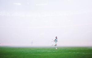 Zadymiony stadion Górnika Zabrze podczas meczu piłkarskiej Ekstraklasy z Piastem Gliwice