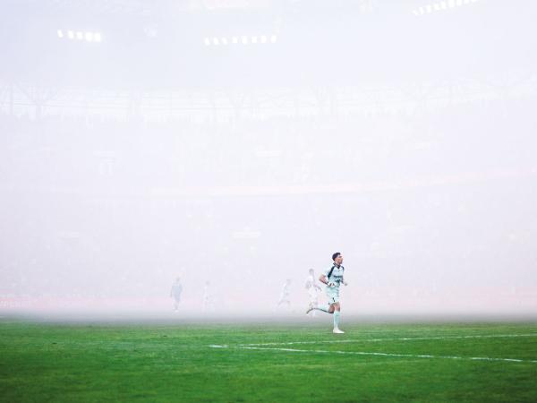 Zadymiony stadion Górnika Zabrze podczas meczu piłkarskiej Ekstraklasy z Piastem Gliwice
