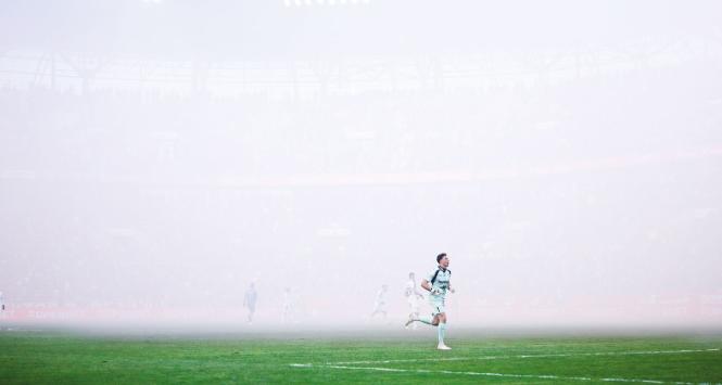 Zadymiony stadion Górnika Zabrze podczas meczu piłkarskiej Ekstraklasy z Piastem Gliwice