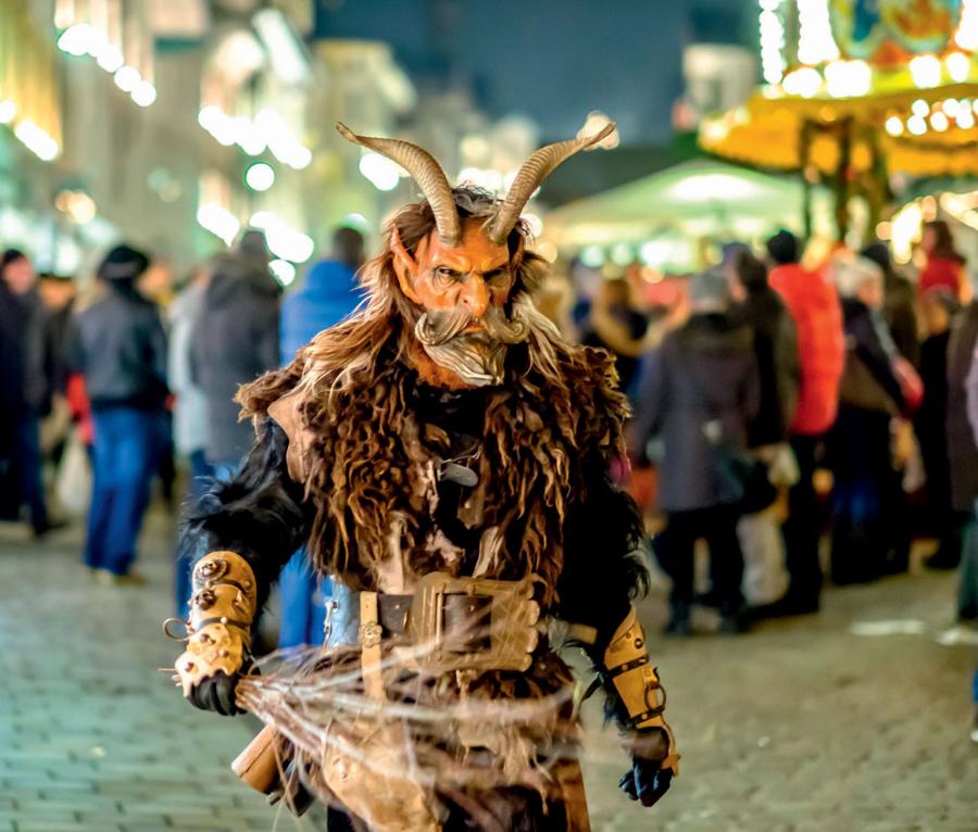 Diaboliczna (pół kozioł, pół ­demon) ­postać ­klapsiarza, zwanego z ­niemieckiego Klampusem, dość często towarzyszy Mikołajowi w okresie świąt w Niemczech, Austrii, Czechach, Chorwacji, północnych Włoszech, na Słowacji i Węgrzech.
