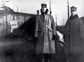 De Gaulle (z lewej) w dawnej szkole Gwardii Cesarskiej w Rembertowie, gdzie wykładał teorię taktyk, 1920 r.