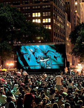 Przekaz ze sceny operowej na dużym ekranie można nawet czasem zobaczyć za darmo w plenerze.