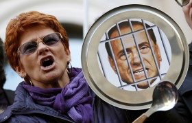 Mimo masowej demonstracji Włoszek domagających się dymisji premiera, antyberluskońskiej kampanii opozycji, słupki popularności lubieżnika ledwo drgnęły. Popiera go nadal połowa Włochów.