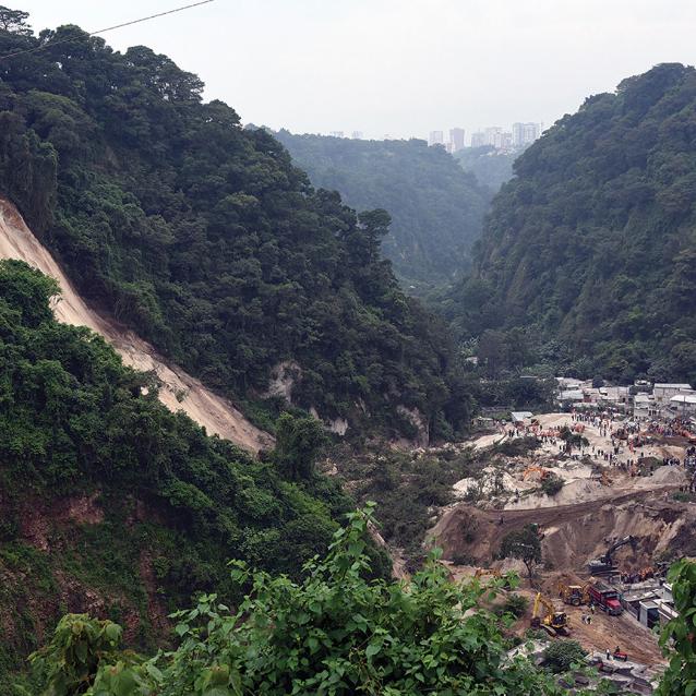 Widok doliny, w której znajdowało się osiedle El Cambray II w pobliżu Guatemala City, dzień po zejściu osuwiska.