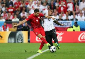 Mecz Polska-Niemcy. Robert Lewandowski w pojedynku z Jerome Boatengiem.