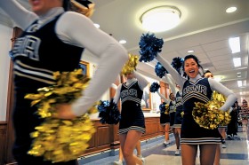 Parada cheerleaderek przed dorocznym meczem futbolowym wojska lądowe kontra marynarka wojenna.