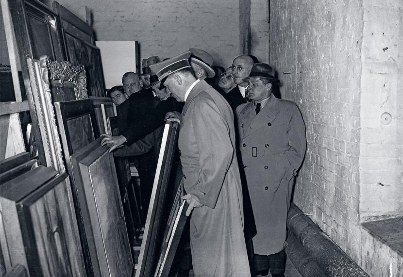 Adolf Hitler na tropie „wynaturzonej” sztuki (1938).