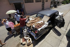 Obwoźny handel na ulicach Hawany. Prywatna inicjatywa to jedno z założeń planowanych przez reżim 'reform'.