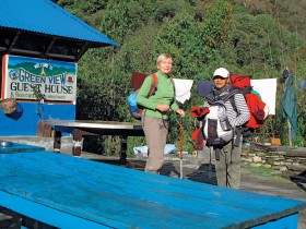 Lila Bahadur Gurung, miejscowy tragarz, wspiera prof. Ewę Nowicką-Rusek w czasie jej wyprawy do Nepalu, kwiecień 2011r.