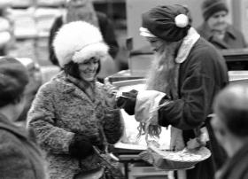 Początek lat 70. XX wieku – zaczyna się czas konsumpcji. Gwiazdkowa loteria w domu handlowym „Sezam”. Warszawa 1971 r.