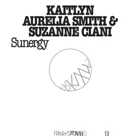 10. Kaitlyn Aurelia Smith & Suzanne Ciani, FRKWYS Vol. 13: Sunergy, RVNG Intl. Wymarzony duet młodej mistrzyni elektronicznej muzyki syntezatorowej z jej idolką sprzed lat, nagrany na syntezatorach skonstruowanych przez Dona Buchlę, jeszcze jednej postaci, którą w tym roku świat muzyki utracił bezpowrotnie.