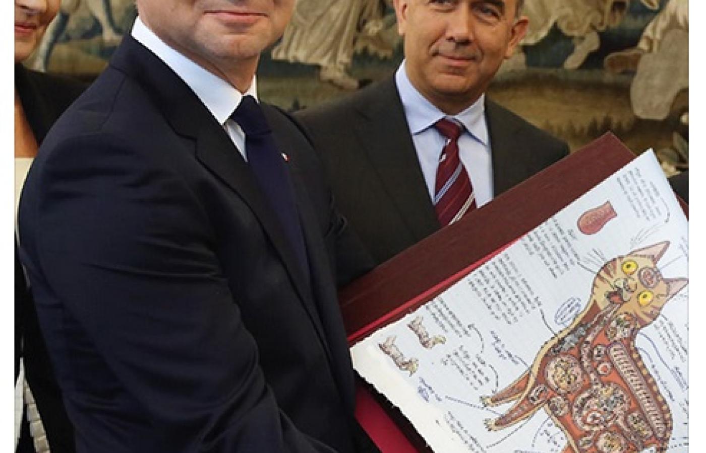 Kaczynski Czyta Atlas Kotow A Internauci Sie Smieja