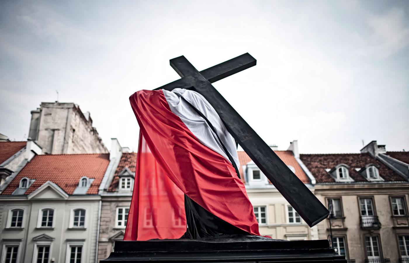 Figura Chrystusa przed kościołem św. Krzyża kilka dni po katastrofie smoleńskiej. Warszawa, kwiecień 2010 r.