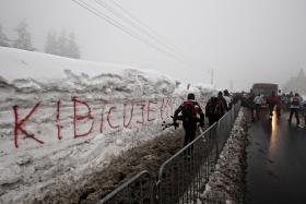 Aby dostać się na trasy pucharowych zawodów w Jakuszycach, należało najpierw odstać swoje w śniegowej brei po kostki.