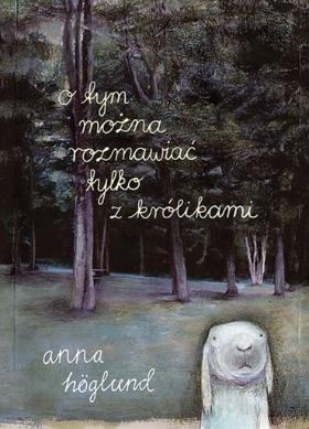 Anna Höglund, O tym można rozmawiać tylko z królikami, Zakamarki. Poważna, a nawet trochę przytłaczająca książka obrazkowa dla nastolatków. O wyalienowaniu, rozczarowaniu światem i sobą samym. To kolejny dowód na to, że skandynawska literatura nie boi się nawet najtrudniejszych tematów. Mocnemu, bezpośredniemu tekstowi bez pouczania i moralizowania towarzyszą surrealistyczne i mroczne ilustracje. A że tego typu pozycji wciąż jest w Polsce mało, warto się tej książce przyjrzeć.