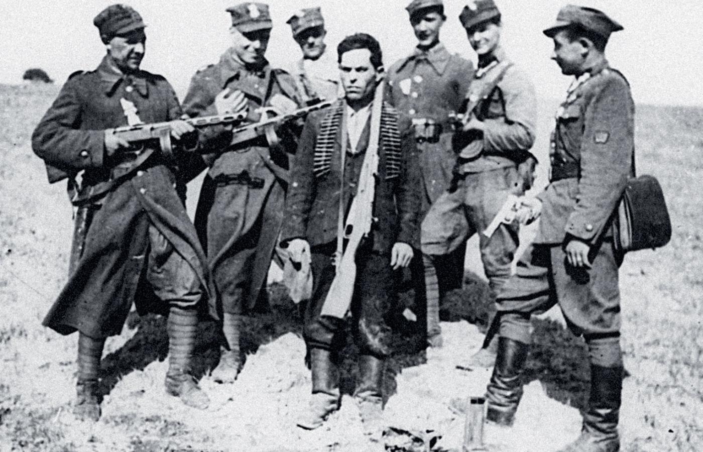 Żołnierze LWP pozujący do zdjęcia z ujętym referentem kuszcza (jednostki terenowej) OUN, lata 40.