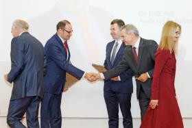Gratulacje od redaktora naczelnego odbiera dr hab. inż., prof. nadzw. Andrzej Katunin, laureat w kategorii nauk technicznych. W finale znalazł się również dr inż. Jakub Łukasz Flotyński.