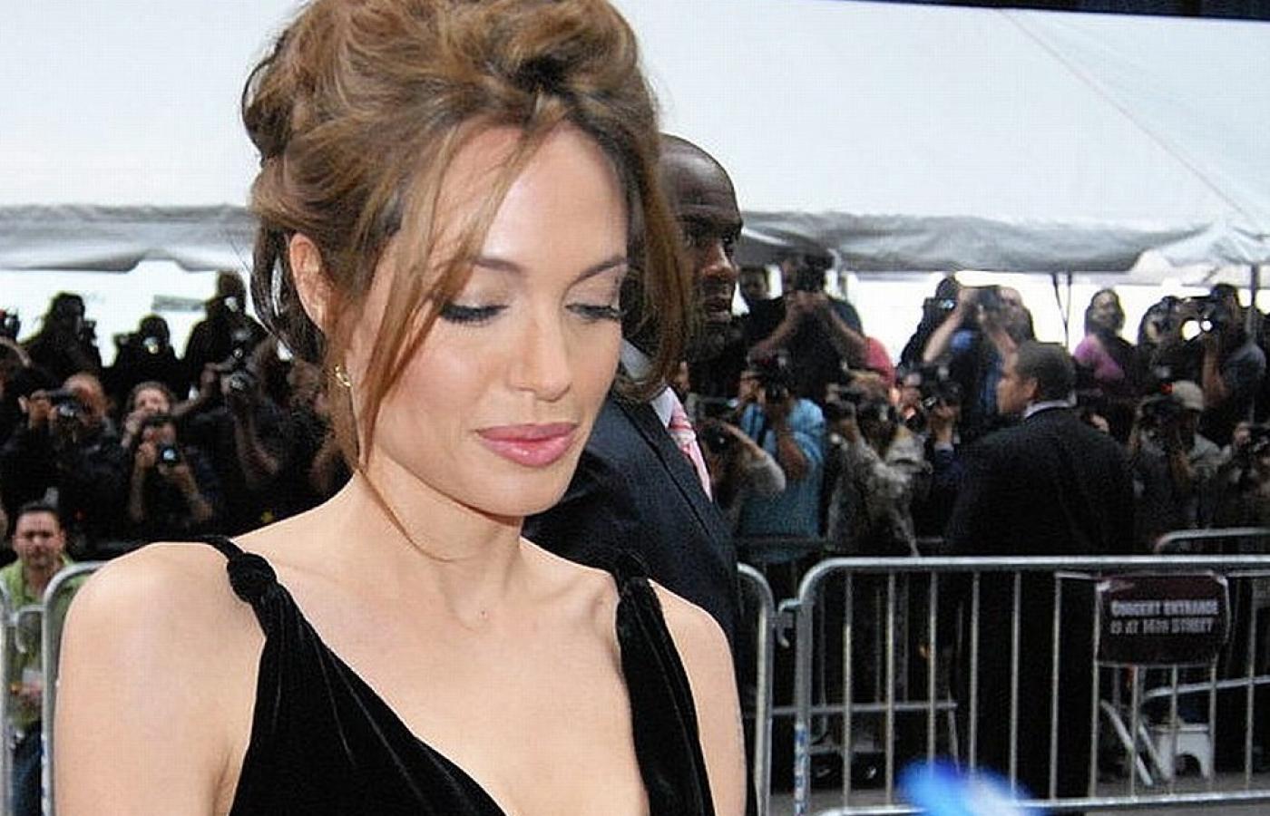 Angelina Jolie mogła w czasie operacji mastektomii poddać się rekonstrukcji.