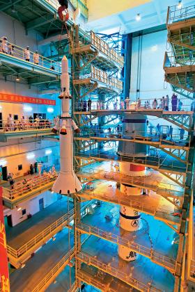 Montaż rakiety „Długi marsz” w Centrum Startowym Satelitów Jiuquan.