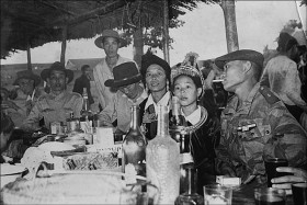 Partyzanci żyli zgrupowani w wioskach-obozach. Długo po zaprzestaniu walk, w komunistycznym Laosie, trwały represje wobec Hmongów i wielu partyzantów ukryło się ponownie w górskich obozach. Na zdjęciu wesele w partyzanckiej wiosce.