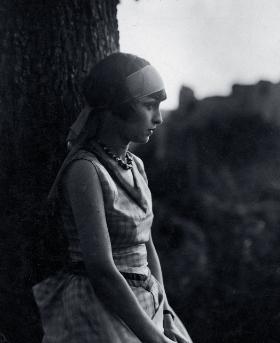 Aktorka Justyna Czartorzyska (Róża Freundlich) na planie filmu „Szlakiem hańby” (niemy, 1929 r.)