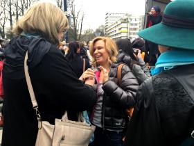 Dziennikarka Paulina Młynarska wita się z Anną Grodzką.