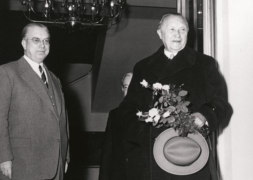 Szara eminencja Hans Globke (z lewej), prawnik z nazistowską przeszłością dostarczał informacje Adenauerowi (z prawej).