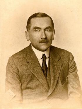 Dmowski traktował naród jako absolut, byt najwyższy i nadrzędny wobec wszystkich innych więzi łączących ludzi.