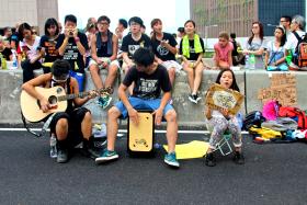 Jest też czas na muzykę: grupa protestujących gra bluesa, publiczność domaga się bisów.