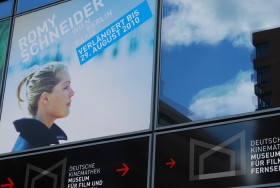 Przed muzeum filmowym na Potsdamer Strasse w Berlinie. Wygląda zachęcająco, wypadałoby wejść!
