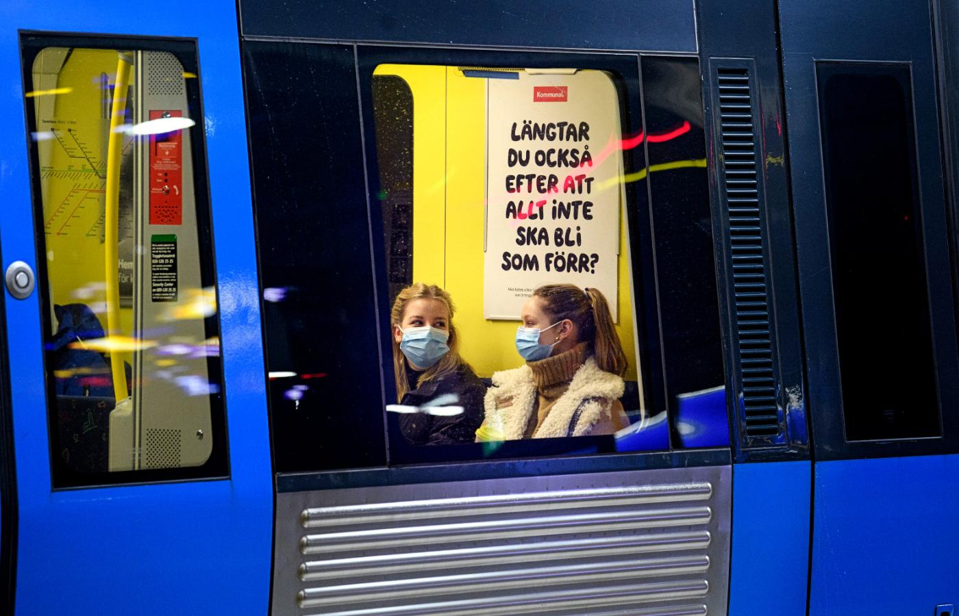 W Szwecji zaleca się noszenie maseczek w transporcie publicznym.