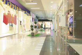 W Polsce jest około pół tysiąca centrów handlowych i pracuje w nich prawie pół miliona osób.