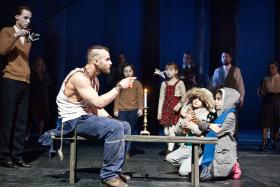 Michał Zadara jednocześnie wpisuje się w długą tradycję wystawiania „Dziadów” i z niej się wypisuje.