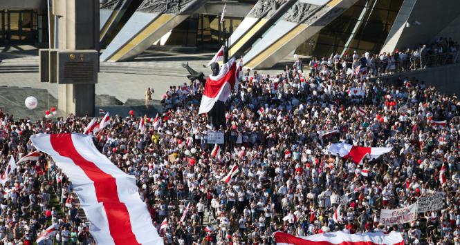 Demonstracja pod pomnikiem Mińska – Miasta Bohatera w niedzielę 16 sierpnia 2020 r. zgromadziła 200 tys. osób, najwięcej w historii tego kraju.