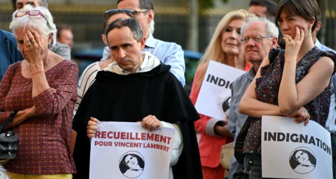Modlitwy za Vincenta Lamberta przed kościołem Saint-Sulpice w Paryżu, 10 lipca 2019 r.