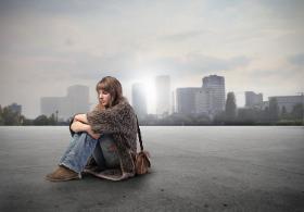 Aż 81 proc. osób w wieku 18–30 lat doświadcza samotności, a tylko 13 proc. nie miało z tym problemu.