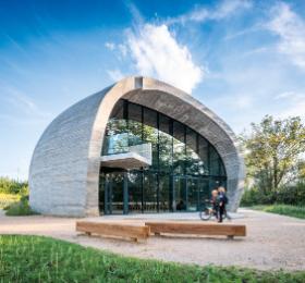 Najbardziej zaintrygował nas fakt, że trzeba zaplanować coś, co powstanie na styku miasta i natury – mówią projektanci „Kamienia”.