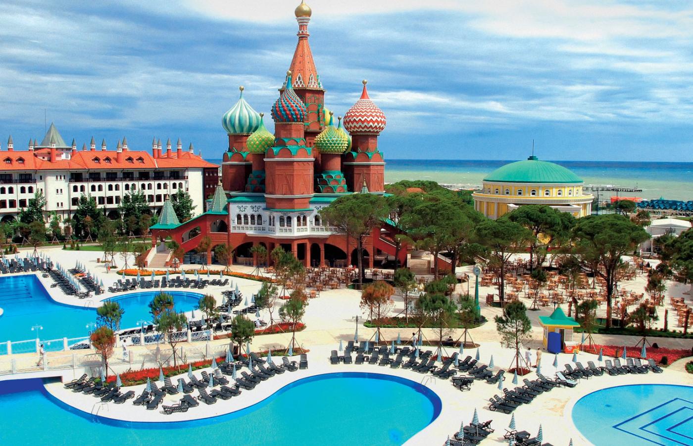 Turecka Antalya. Hotel nastawiony na bogatych turystów z Rosji.