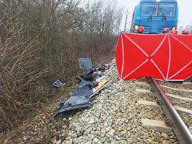 Tragiczny wypadek w Ziębicach. Spowodowała go awaria systemu na przejeździe: rogatki nie opadły, nie zadziałały też światła.