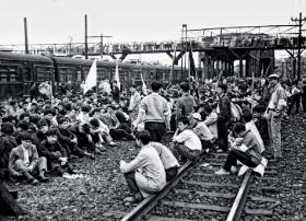 Protesty przeciwko japońsko-amerykańskiemu traktatowi o bezpieczeństwie oraz zbliżającej się wizycie prezydenta Dwighta Eisenhowera, stacja Mitaka w Tokio, czerwiec 1960 r.