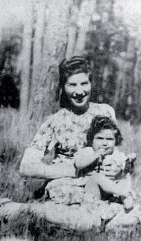 Anna Nusfeld, żona Calka Perechodnika, z ich córką Athalie (obie wywiezione do Treblinki 19 sierpnia 1942 r.), zdjęcie niedatowane.