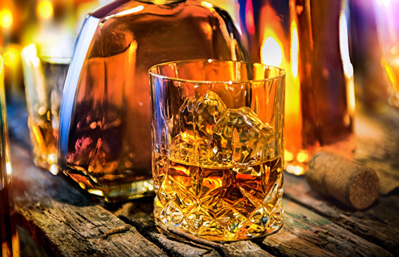 Choć whisky kojarzy się głównie ze Szkocją, nikt nie wie, kto ją wymyślił.